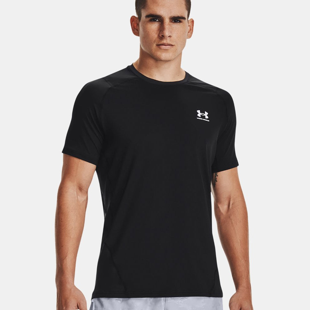 t-shirt noir avec logo under armour blanc au niveau du coeur