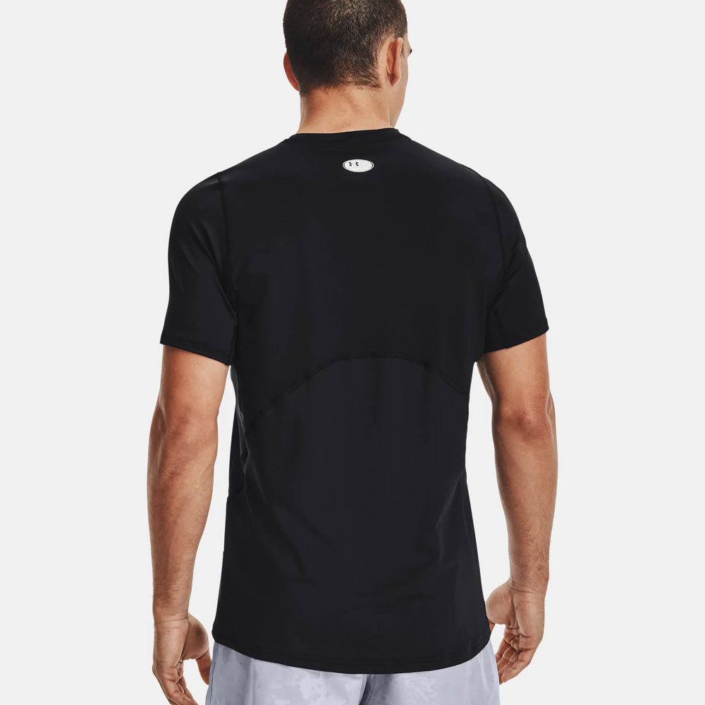 t-shirt noir avec logo under armour blanc au niveau du coeur