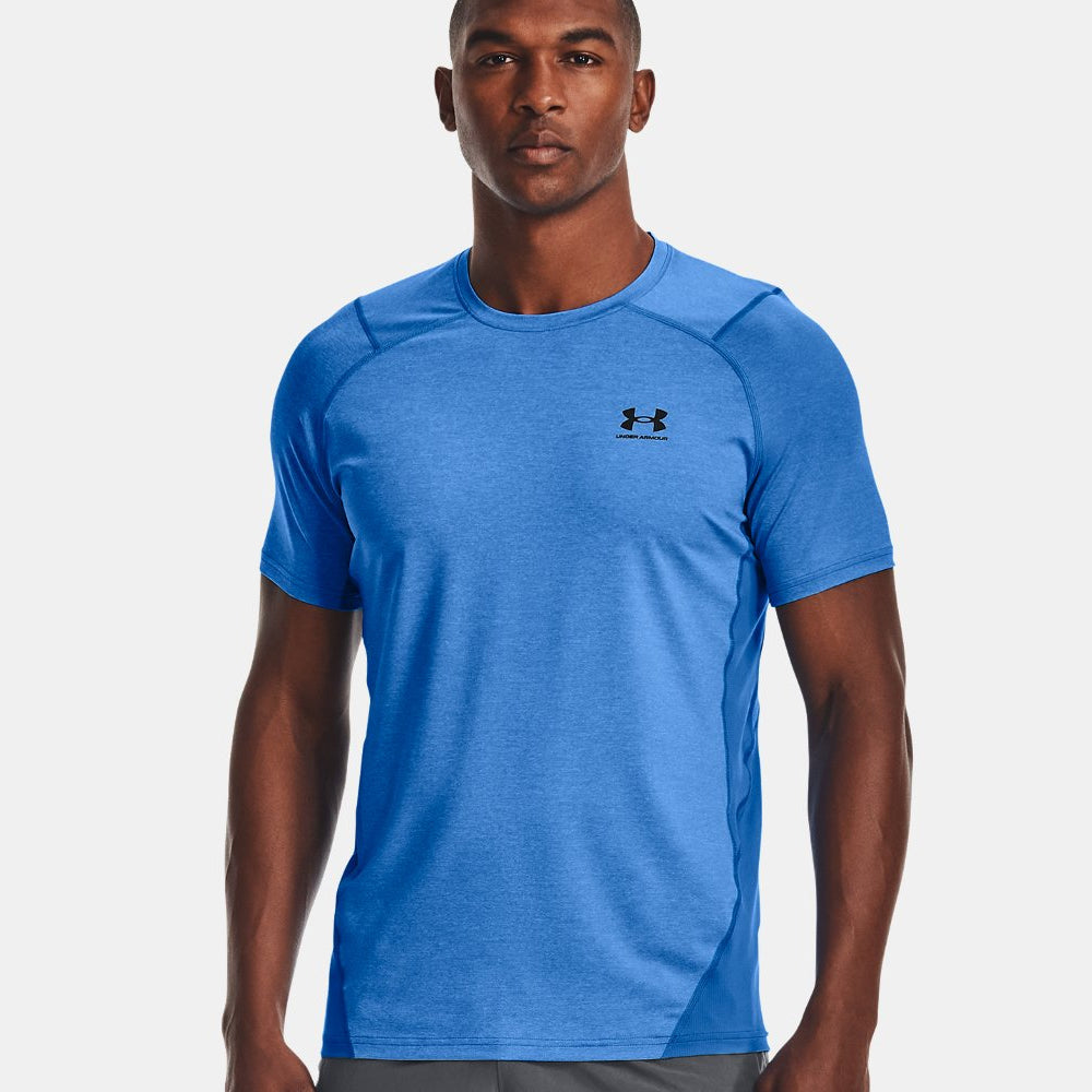 t-shirt bleu avec logo under armour noir au niveau du coeur
