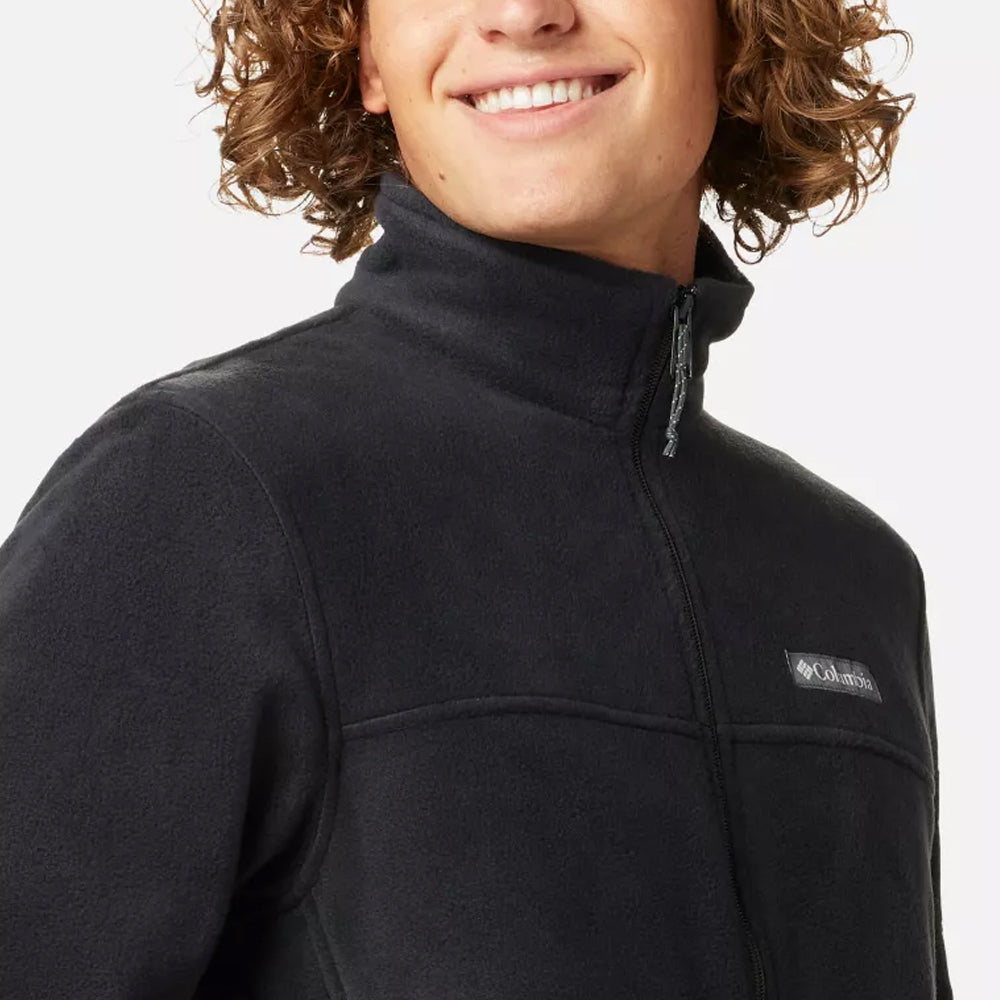 1476671 chandail en laine polaire columbia avec zip pleine longueur à l'avant et logo columbia au niveau du coeur en vue rapprochée