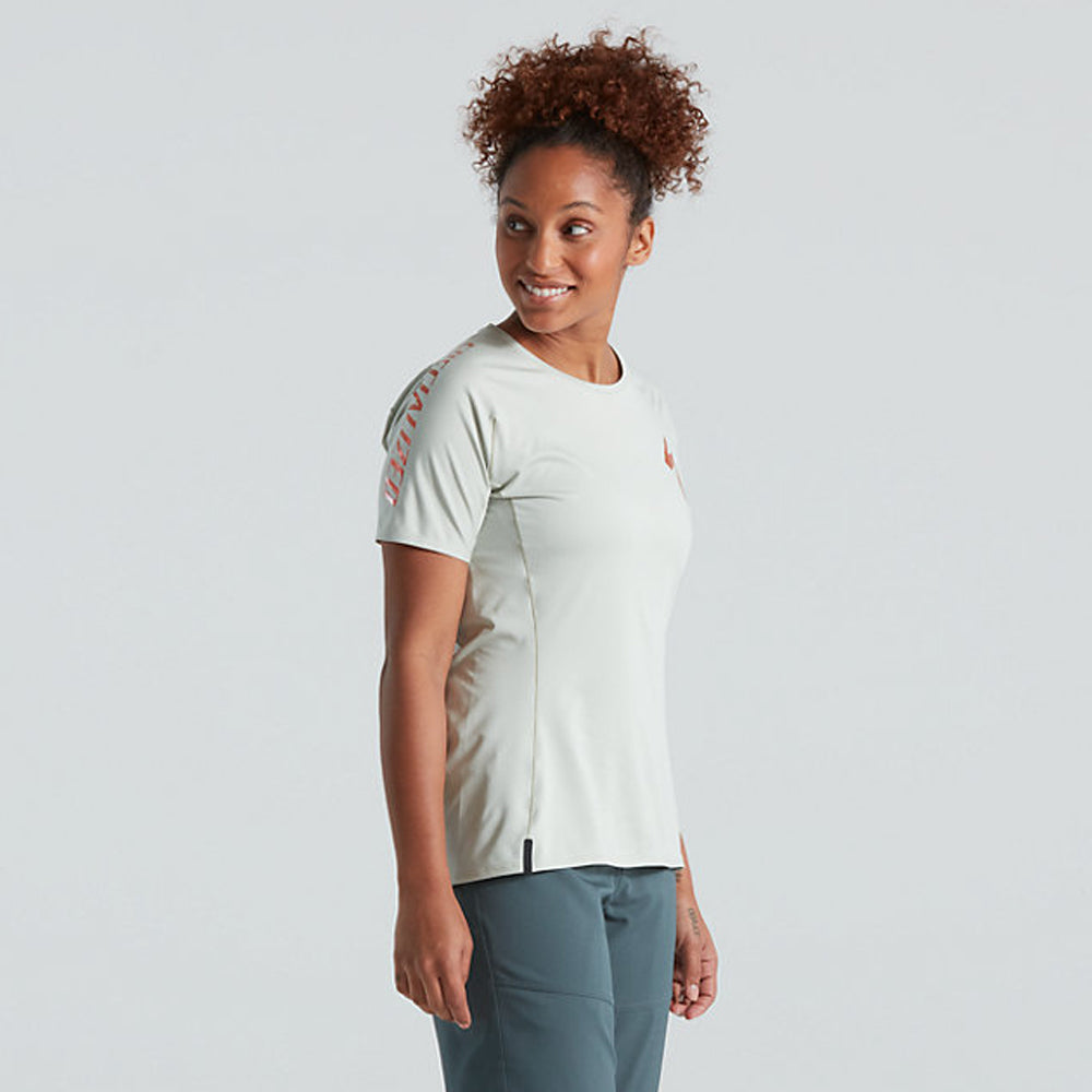 64021-01121 SPRUCE t-shirt jersey de vélo de montgne pour femme specialized de couleur vert pale vu de côté