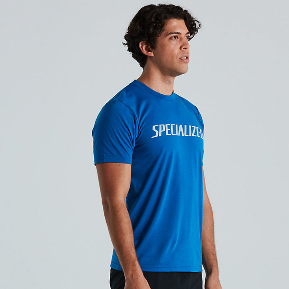 64621-3612 COBALT t-shirt specialized bleu avec le lettrage logo specialized en blanc à l'avant vue de côté